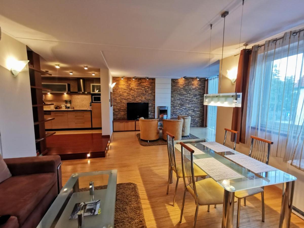 Uroczy Apartament Przy Deptaku Z Parkingiem. Polanica-Zdrój Exteriör bild