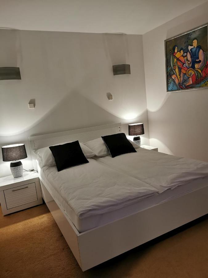 Uroczy Apartament Przy Deptaku Z Parkingiem. Polanica-Zdrój Exteriör bild