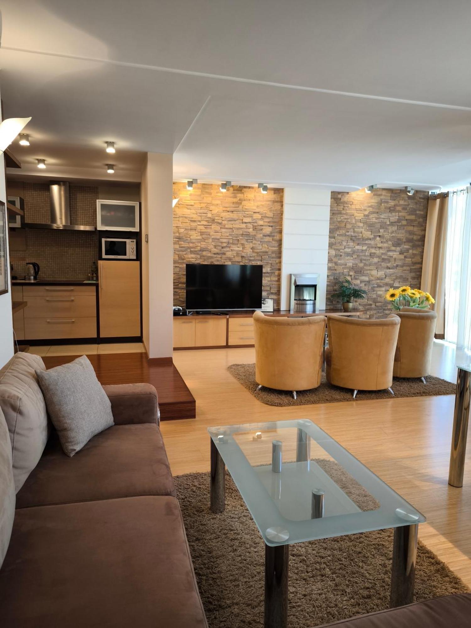 Uroczy Apartament Przy Deptaku Z Parkingiem. Polanica-Zdrój Exteriör bild