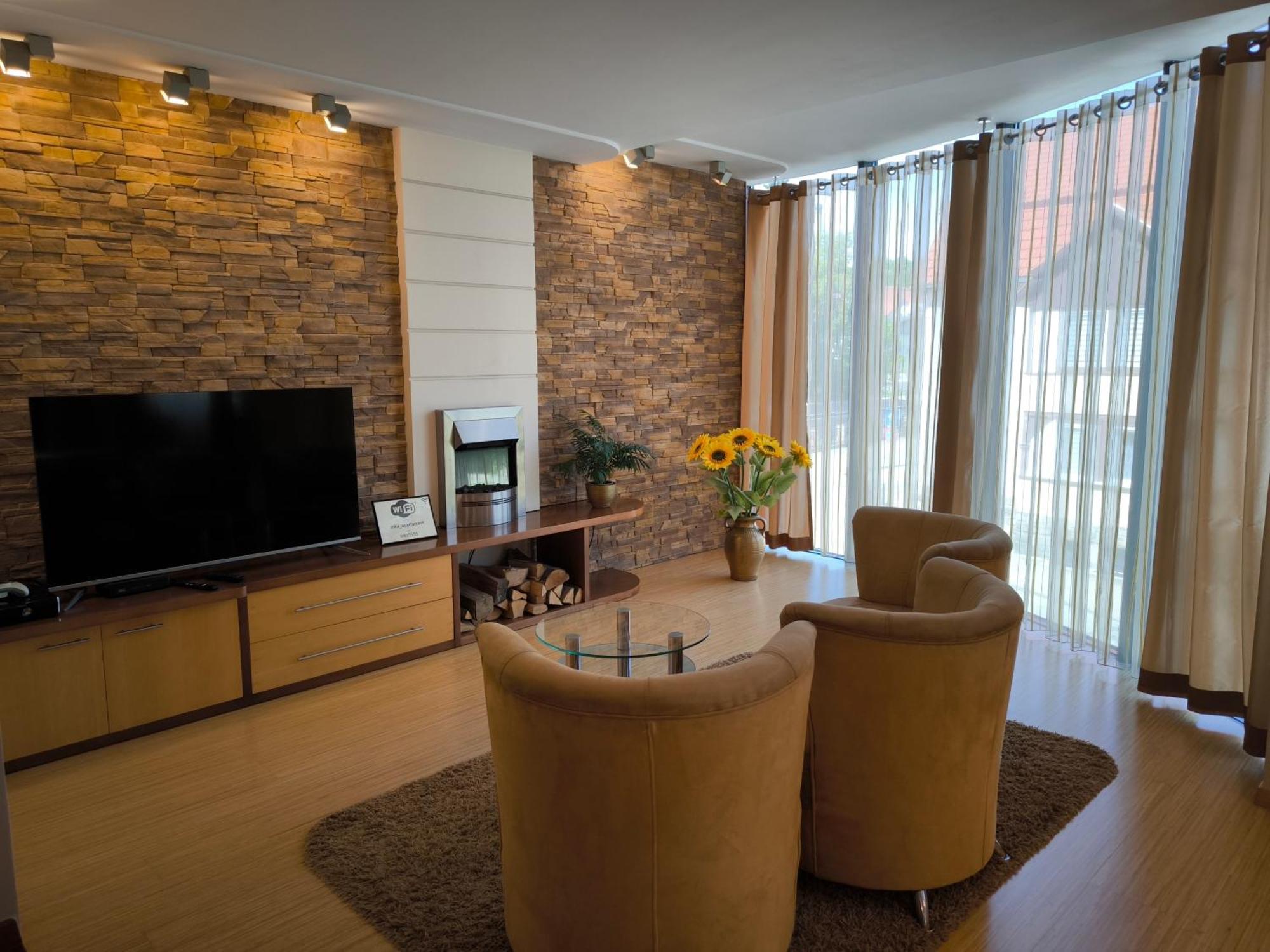 Uroczy Apartament Przy Deptaku Z Parkingiem. Polanica-Zdrój Exteriör bild