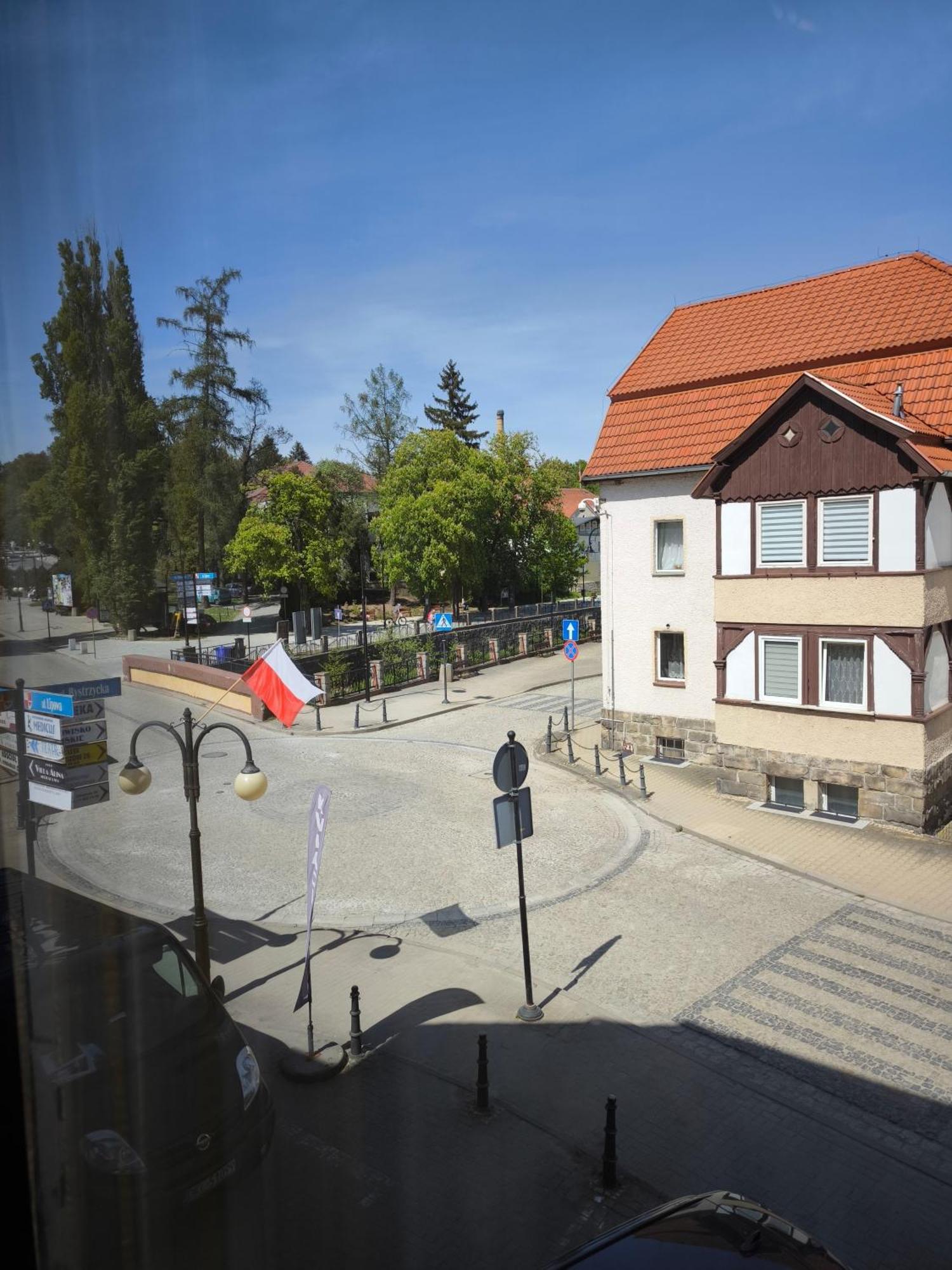 Uroczy Apartament Przy Deptaku Z Parkingiem. Polanica-Zdrój Exteriör bild